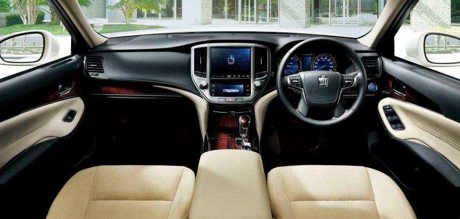 Торпедо Toyota Crown Royal Saloon G Hybrid (S210) 2015 года  (фото 2 из 7)